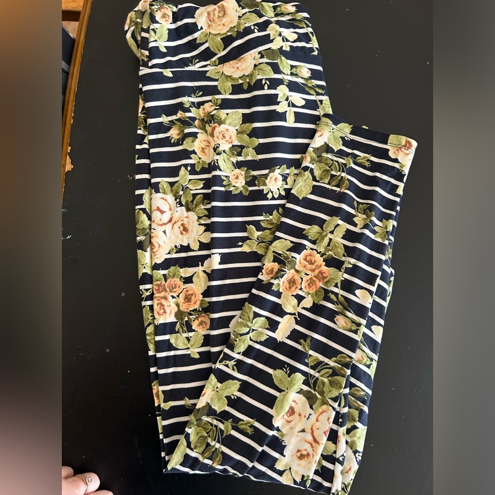 Navy with green flowers lularoe leggings tc2